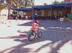 Los niños de la Escuela de Verano de Arguineguín aprenden normas y señales de seguridad vial