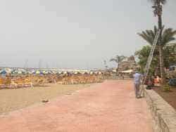 El Ayuntamiento retira los elementos ilegales que ocupan el dominio público en las playas de Mogán