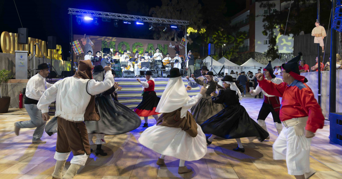 Folclore a máxima potencia  en el inicio de las Fiestas Patronales  de San Antonio 'El Chico'