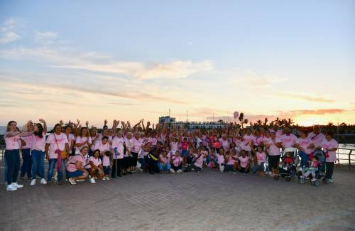 Una marea rosa contra el cáncer de  mama recorre Playa de Mogán