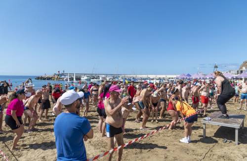 470 personas con discapacidad disfrutan en Mogán de actividades acuáticas y en la arena