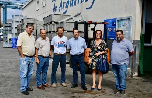 El director general de Pesca,  Carmelo Dorta, visita la Cofradía de Pescadores de Arguineguín