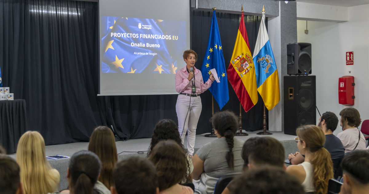 Mogán celebra el Día de Europa acercando a estudiantes los beneficios  de formar parte de la Unión Europea