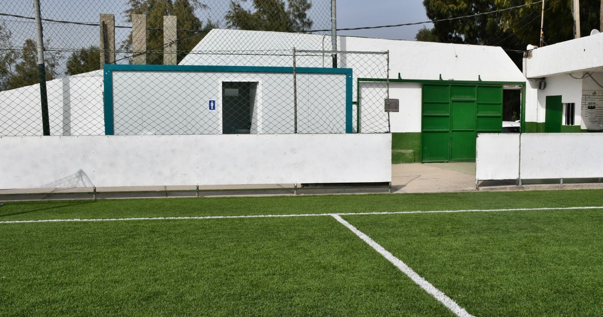 El Ayuntamiento finaliza las mejoras del campo de fútbol municipal de Arguineguín con la instalación de aseos modulares