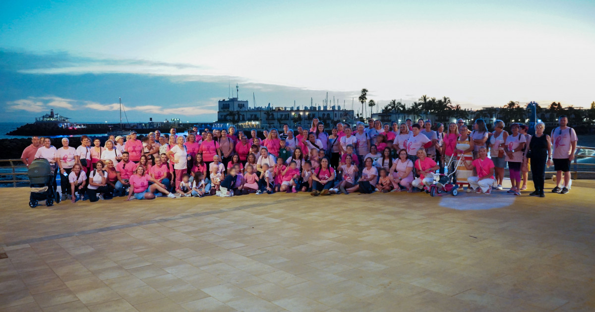 El rosa baña Playa de Mogán contra el cáncer de mama