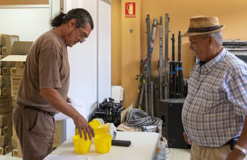 119 agricultores de Mogán se benefician de la octava campaña contra la mosca de la fruta