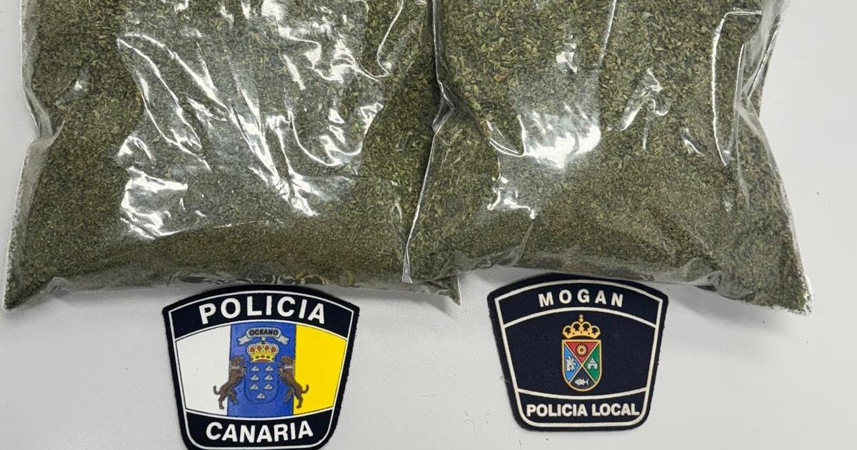 La Policía Local de Mogán detiene a un hombre sin carnet de conducir en un coche con más de medio kilo de marihuana