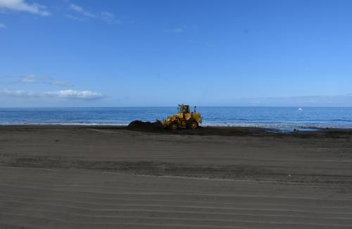El Ayuntamiento de Mogán limpia en profundidad la arena de sus playas