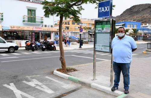 Mogán comienza a dotar de cartelería luminosa las paradas de taxis del municipio