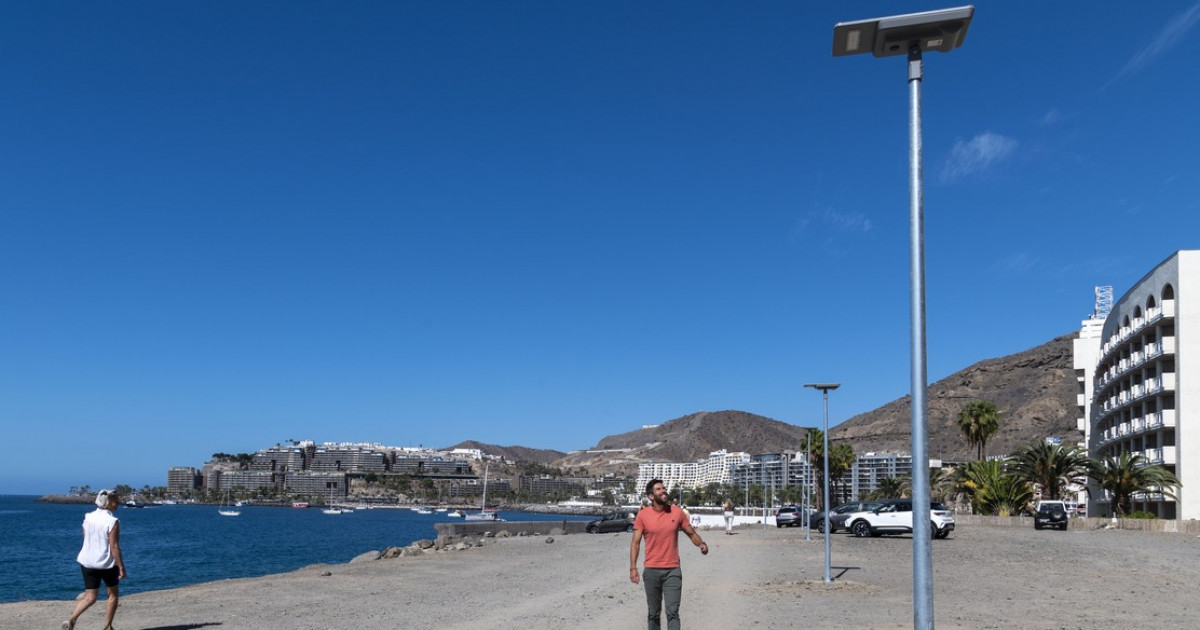 Mogán instala farolas fotovoltaicas en un tramo del paseo marítimo entre Arguineguín y Patalavaca que carecía de iluminación