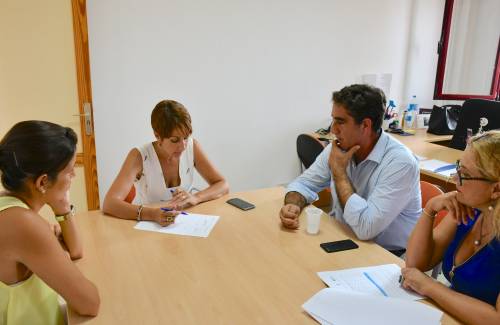 El viceconsejero de Políticas Sociales del Gobierno de Canarias, Fernando Candil, y la directora general del Instituto Canario de la Vivienda, Maria del Pino de León, visitan Mogán