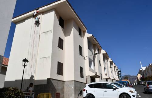 En marcha la rehabilitación de las  fachadas de las 42 viviendas sociales  de la calle El Drago