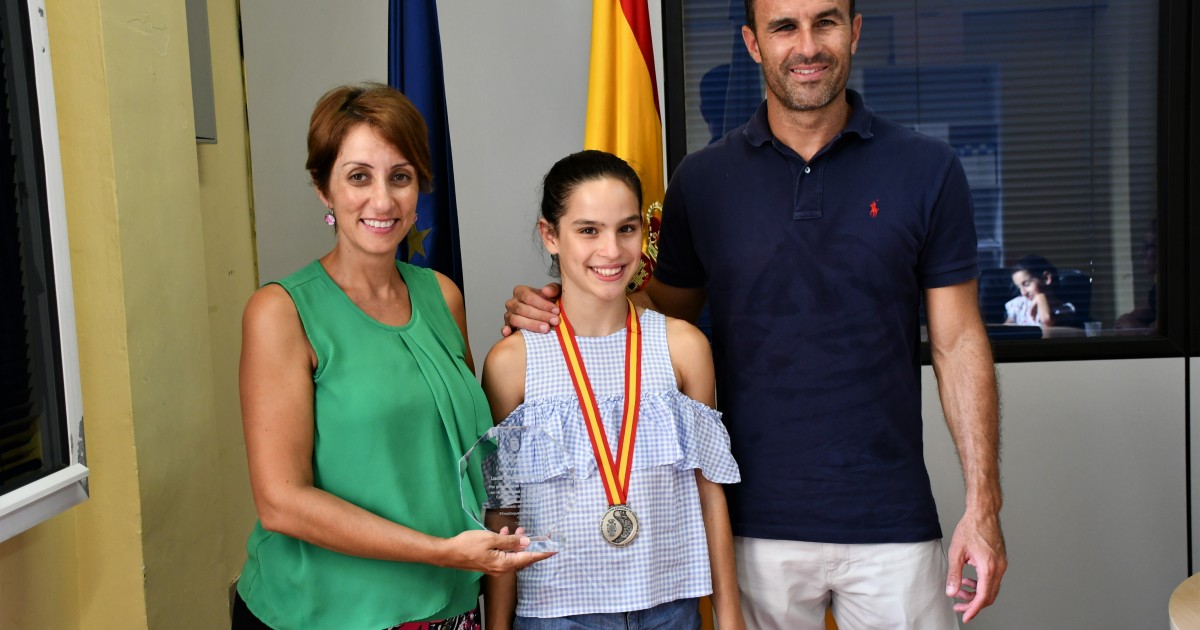 El Ayuntamiento de Mogán reconoce el mérito deportivo de la gimnasta Lucía Villalobos