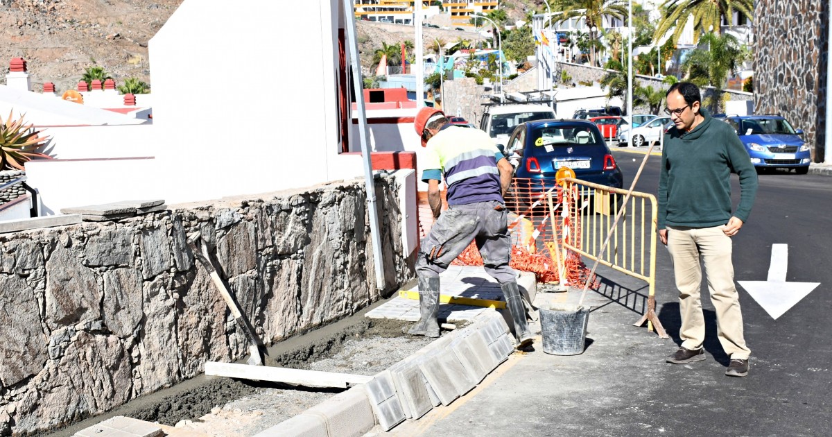 Mogán sustituye el pavimento de la acera de la calle Paíño