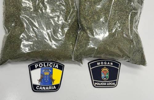 La Policía Local de Mogán detiene a un hombre sin carnet de conducir en un coche con más de medio kilo de marihuana