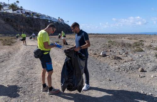 El Ayuntamiento y el Club Noruego colaboran en la limpieza de la costa