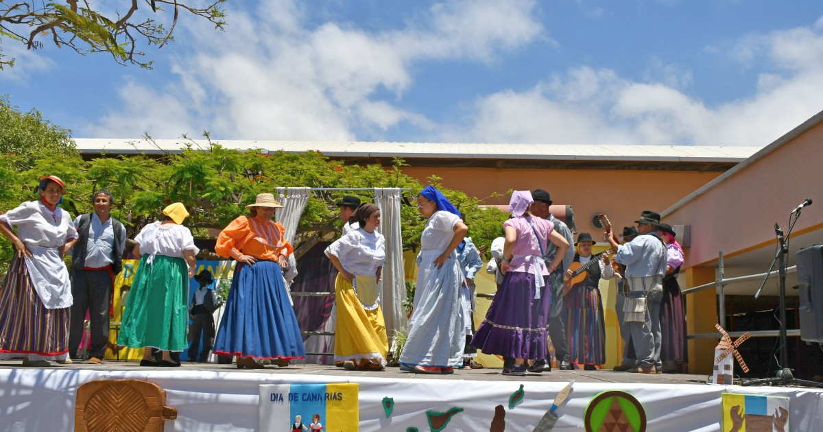Los alumnos del IES Arguineguín disfrutan del Día de Canarias junto a los mayores del municipio de Mogán