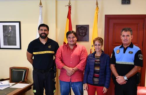 La alcaldesa de Mogán recibe a Lorenzo Lacalle, nuevo sargento-jefe del Consorcio de Emergencias con base en Puerto Rico