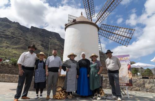 Gran feria de tradiciones con homenaje  al gofio en Mogán por el Día de Canarias
