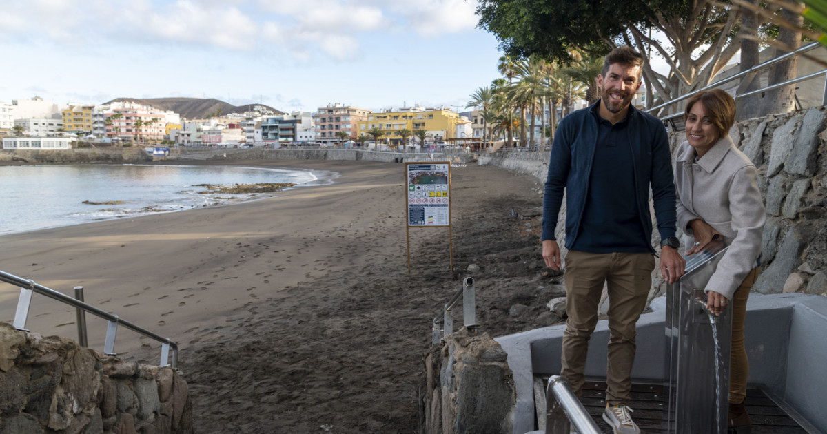 Mogán comienza a reactivar los  lavapiés de las playas con agua salada