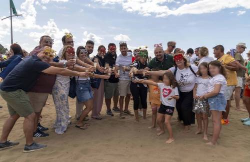 Mogán celebra la llegada del 2025  por adelantado en la playa