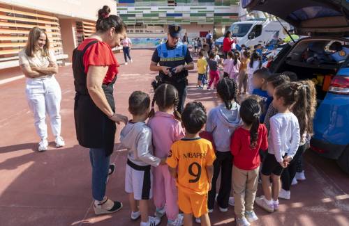 La Policía Local de Mogán muestra su labor y la Unidad Canina al alumnado de Infantil del CEO Motor Grande