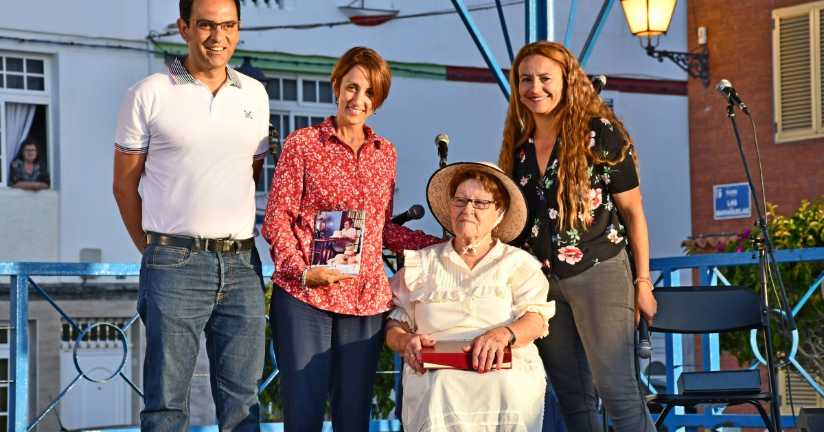 El Ayuntamiento de Mogán homenajea a la artesana de palma Pino Lorenzo en la víspera del Día de Canarias