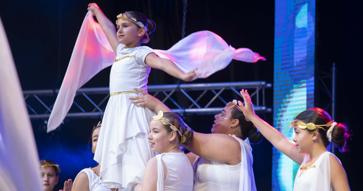 El pueblo baila al  Carnaval Costa Mogán del Olimpo