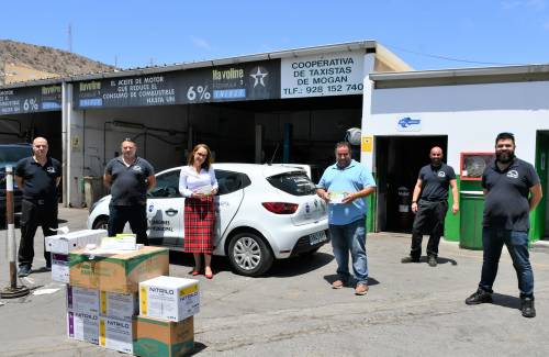 El Ayuntamiento de Mogán facilita mascarillas, guantes y gel hidroalcohólico a los taxistas del municipio