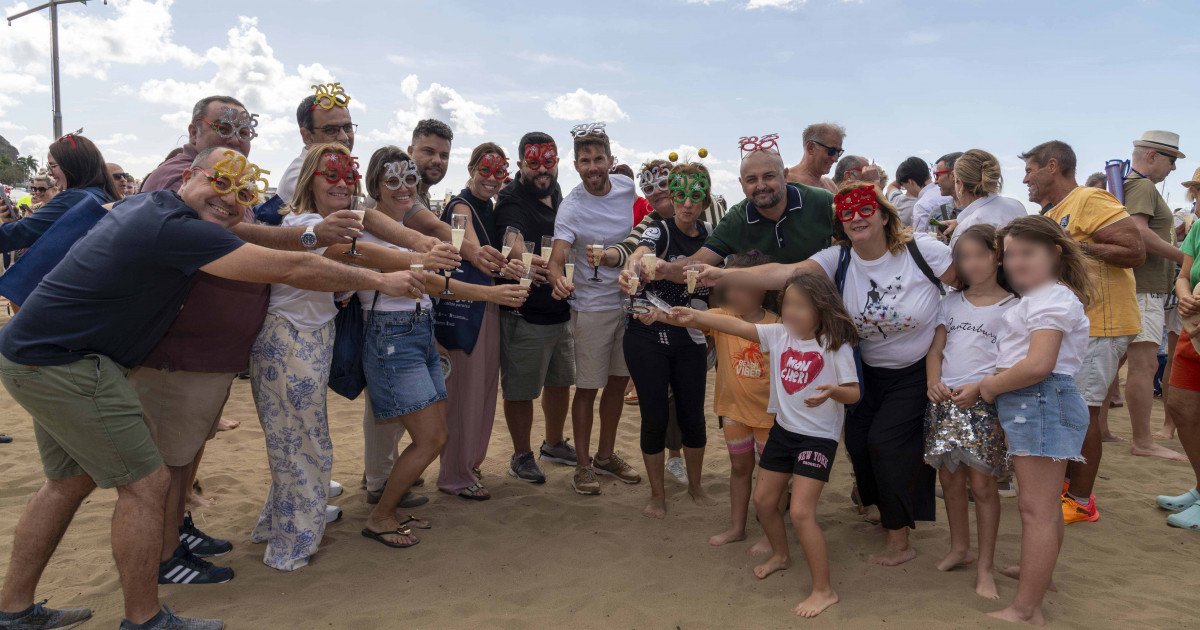 Mogán celebra la llegada del 2025  por adelantado en la playa