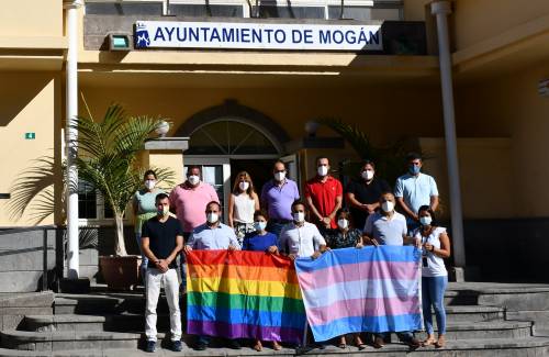 El Ayuntamiento de Mogán luce la bandera arcoíris y trans con motivo del Orgullo LGTBIQ+