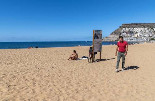 Costas concede a Mogán la gestión de los servicios de temporada en la playa de Tauro