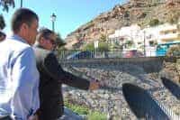 González recibe al Consejero de Aguas para supervisar la limpieza de los barrancos
