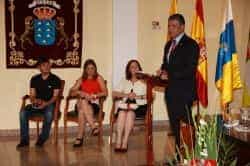 El alcalde de Mogán reconoce los méritos obtenidos por los moganeros David Silva, Tara Pacheco y Carmelo Artiles