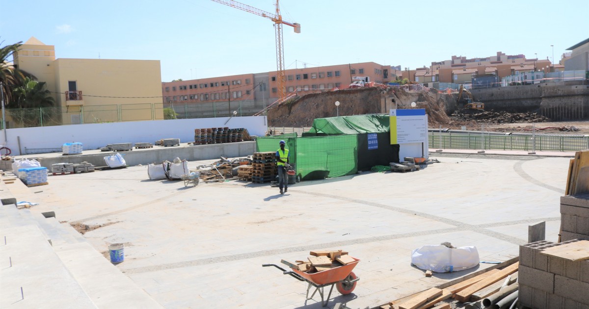 La instalación de la carpa fija en la plaza Pérez Galdós de Arguineguín finalizará en junio