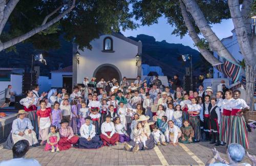 Los jóvenes abrazan el folclore canario en Veneguera