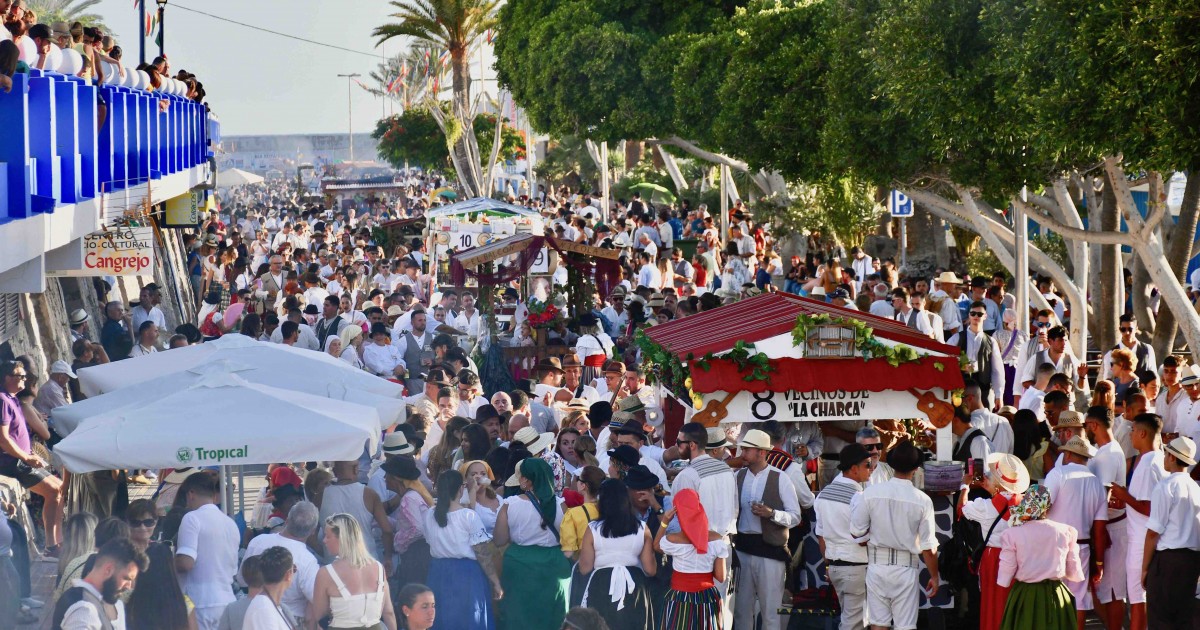 La Virgen del Carmen congrega más de 8.000 personas en su romería-ofrenda de Arguineguín