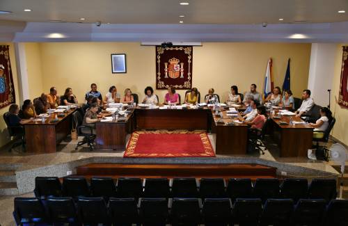 Mogán presenta la campaña de prevención del absentismo en el primer Consejo Escolar Municipal del curso 2017-2018