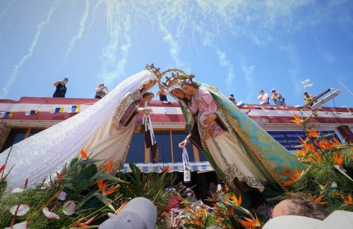 Emotivo encuentro entre las Vírgenes del Carmen de Arguineguín y Mogán  para conmemorar el día de la patrona del mar.