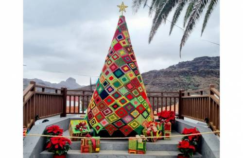 Siete singulares árboles de Navidad decoran las plazas de Mogán
