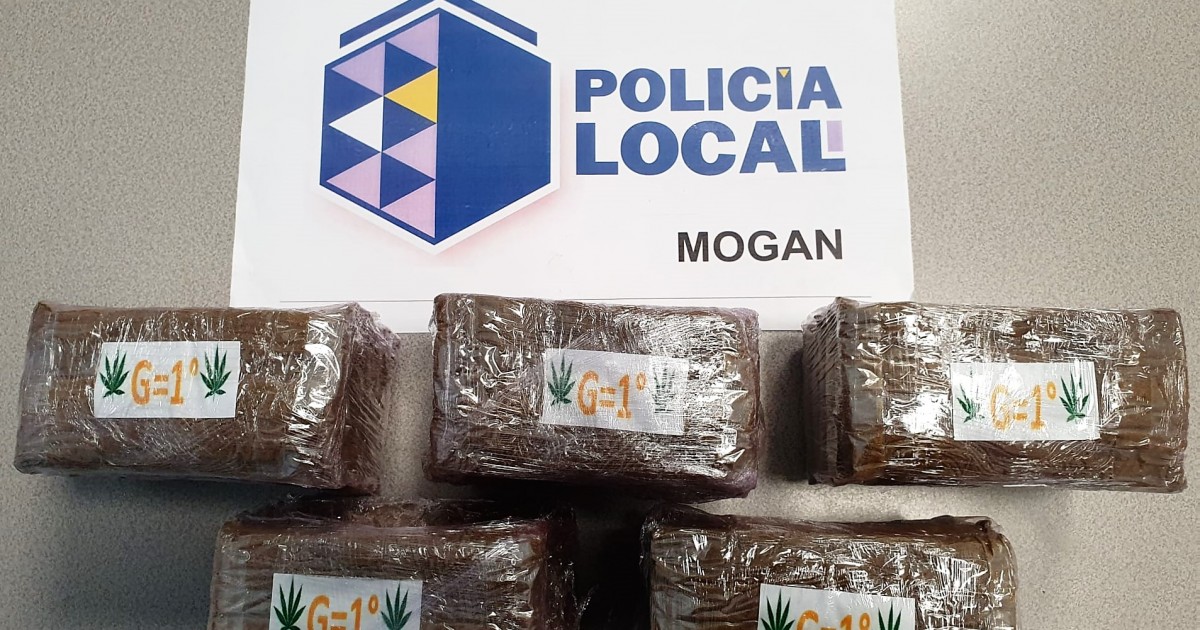 La Policía Local de Mogán detiene a tres personas en posesión de 2,5 kilos de hachís