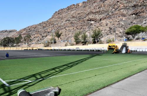 El Ayuntamiento renueva el césped del campo de fútbol de Playa de Mogán