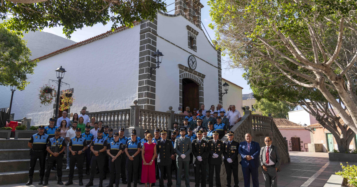 Mogán condecora a 8 policías locales por sus más de 35 años de servicio en el Cuerpo