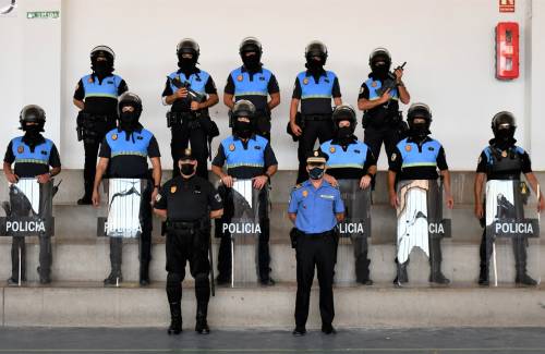 Los policías locales de Mogán reciben formación en control de masas