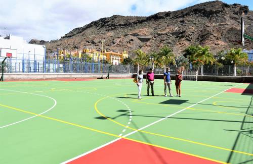 El Ayuntamiento rehabilita la cancha polideportiva de Playa de Mogán