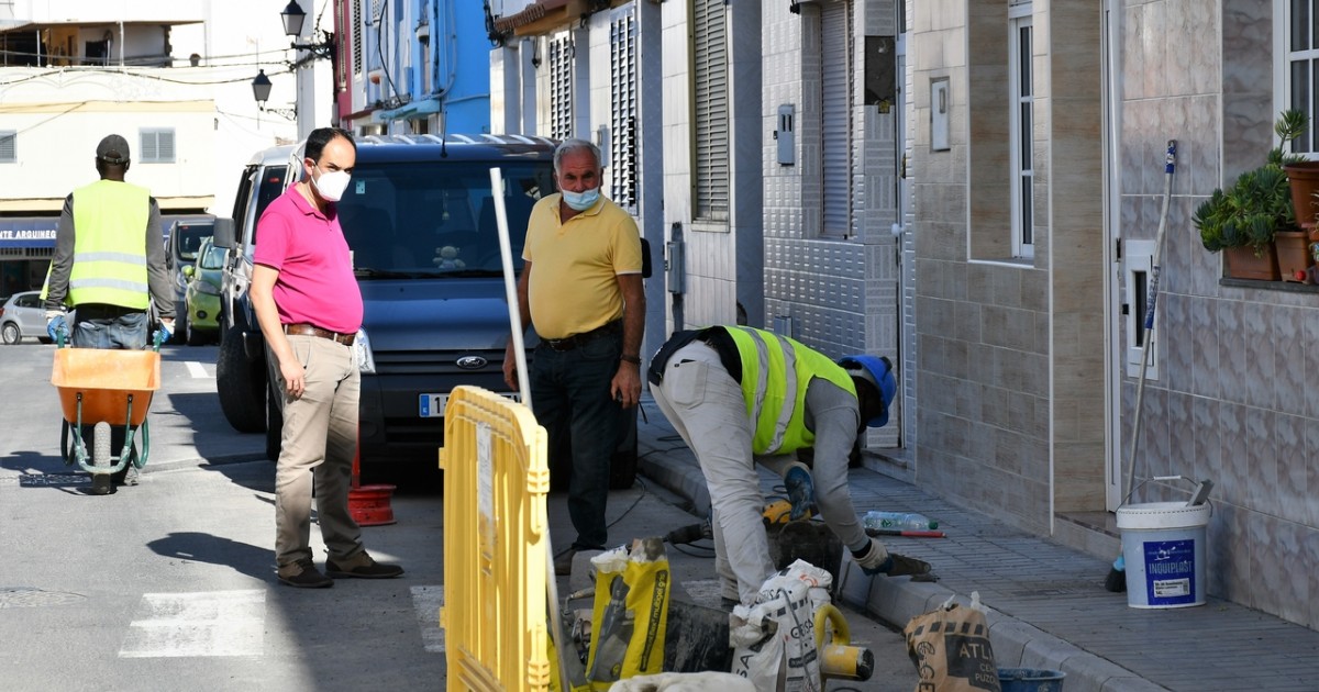 El Ayuntamiento rehabilita el saneamiento y  y bordillos de calles del barrio marinero de Arguineguín