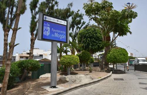 El Ayuntamiento de Mogán instala una pantalla de información en Arguineguín