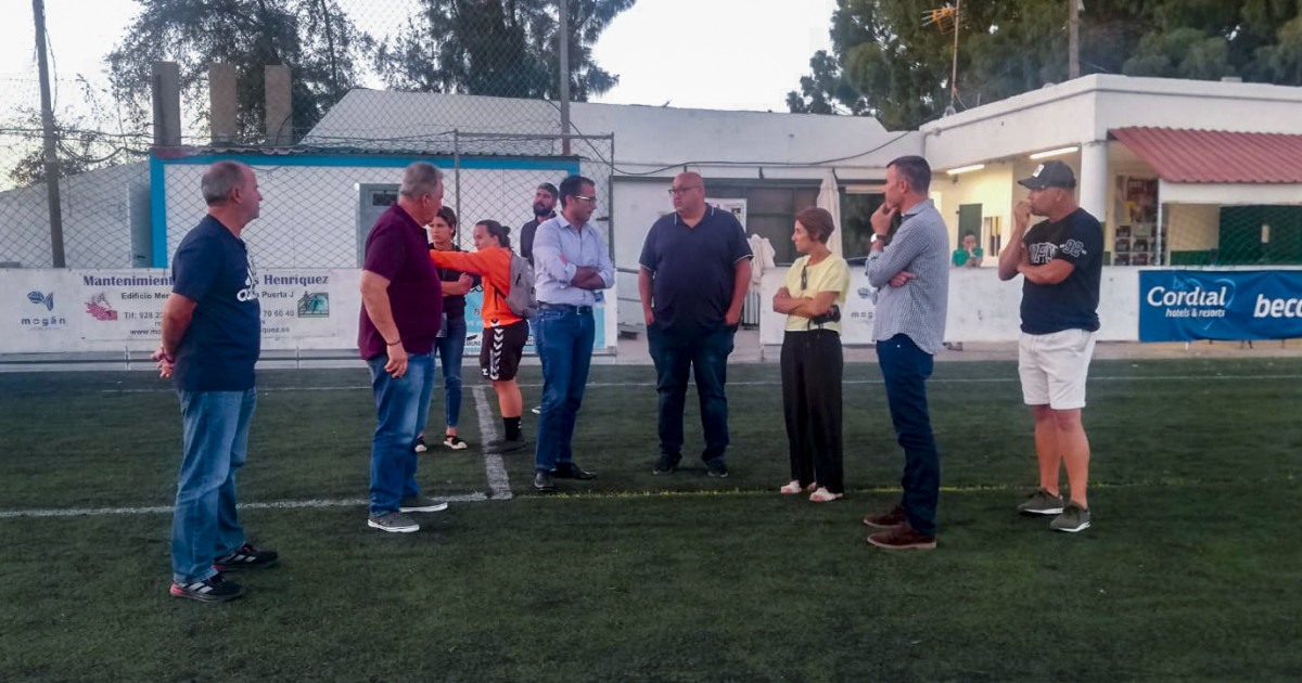 El viceconsejero de Deportes del Gobierno de Canarias visita el campo de fútbol de Arguineguín