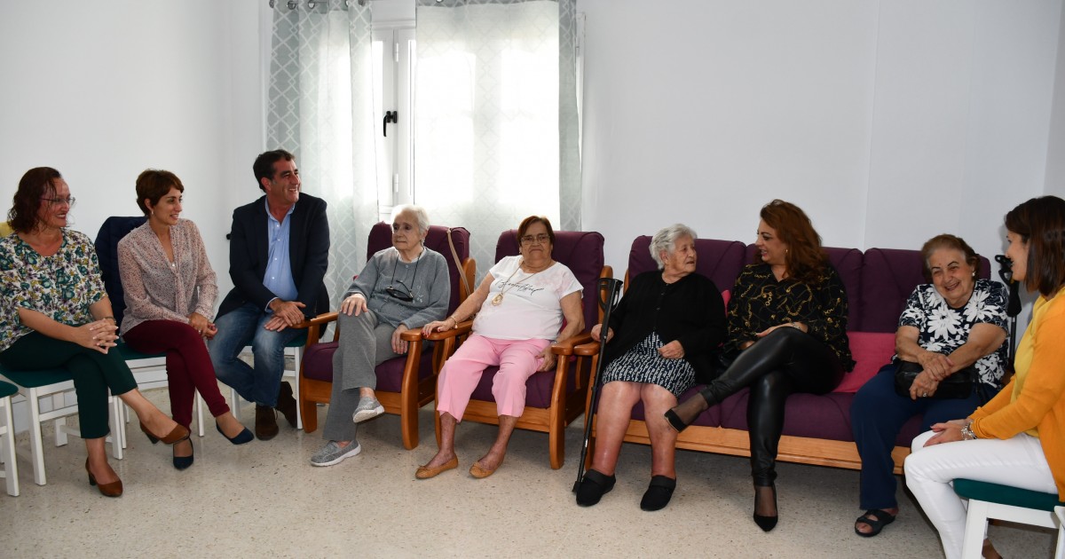 Cuatro mayores reciben las llaves de su vivienda tutelada en Arguineguín