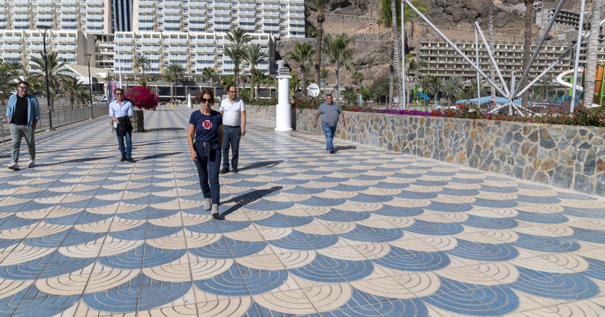 El Ayuntamiento mejora la accesibilidad  y dota de aseos la playa de Taurito
